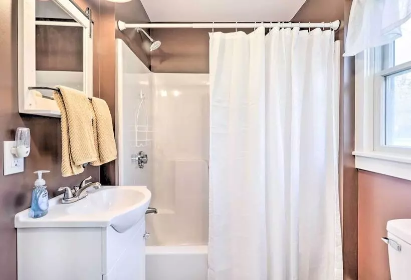 Cozy Historic Wakefield Home Close To Beaches