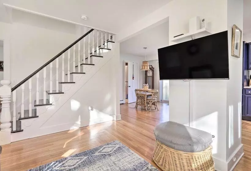 Cozy Historic Wakefield Home Close To Beaches
