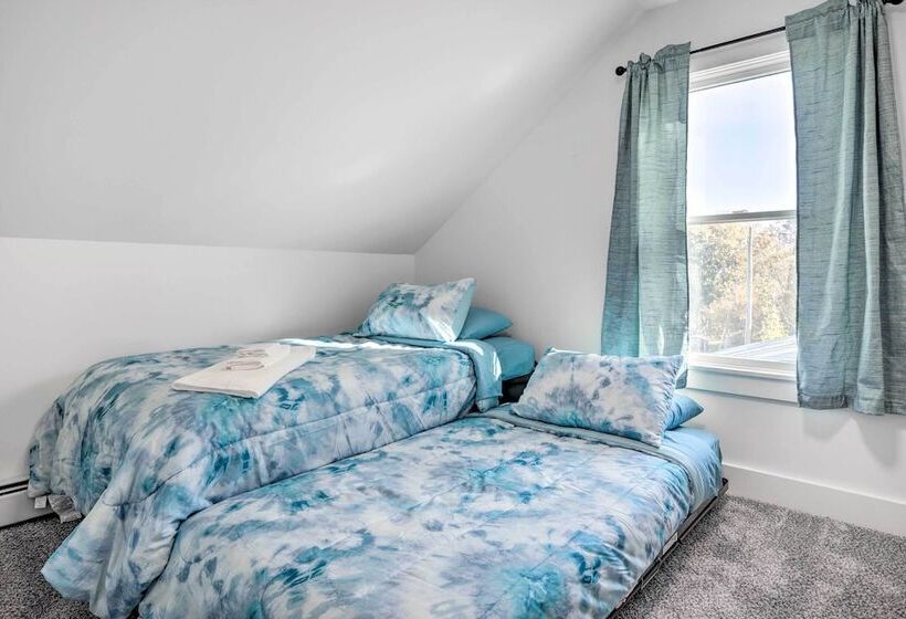 Cozy Historic Wakefield Home Close To Beaches