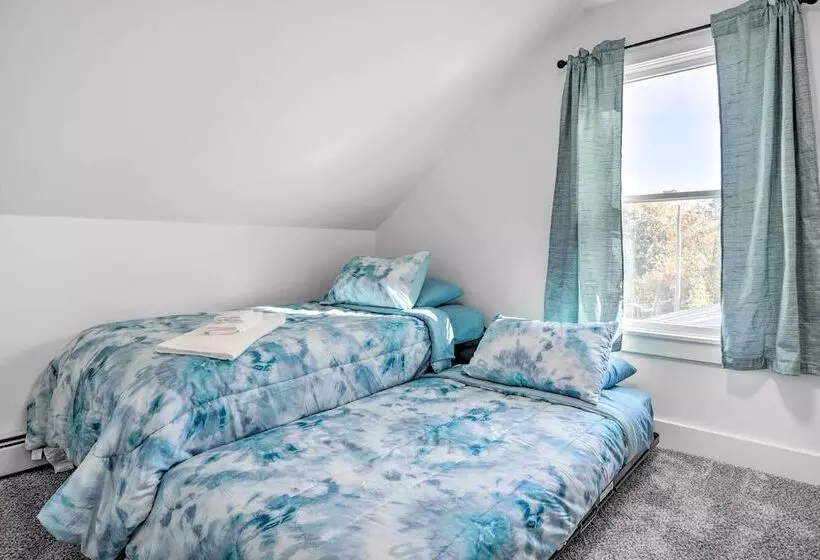 Cozy Historic Wakefield Home Close To Beaches