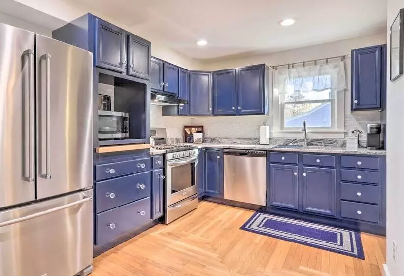 Cozy Historic Wakefield Home Close To Beaches