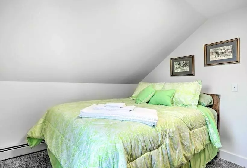 Cozy Historic Wakefield Home Close To Beaches