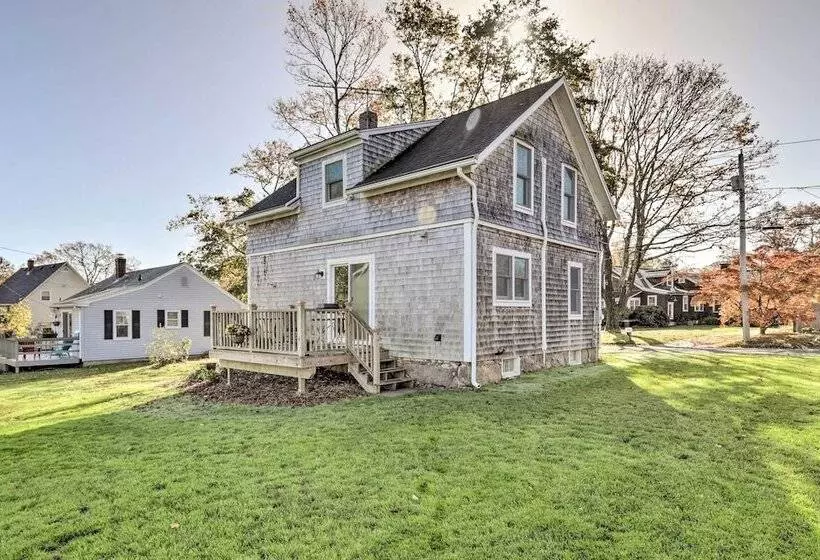 Cozy Historic Wakefield Home Close To Beaches
