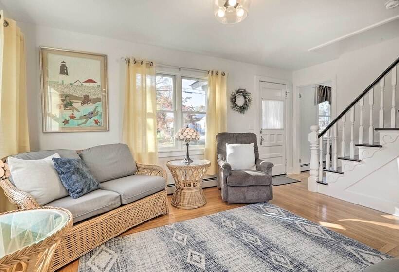 Cozy Historic Wakefield Home Close To Beaches