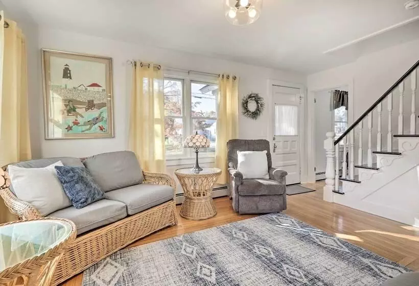 Cozy Historic Wakefield Home Close To Beaches