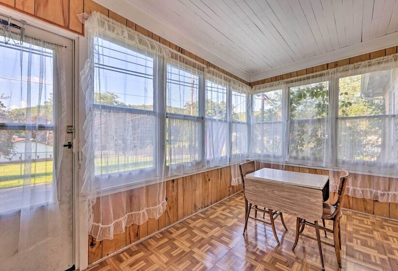 Family Friendly Marlinton Home: Walk Downtown!