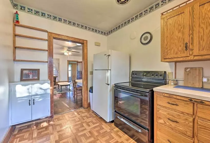 Family Friendly Marlinton Home: Walk Downtown!