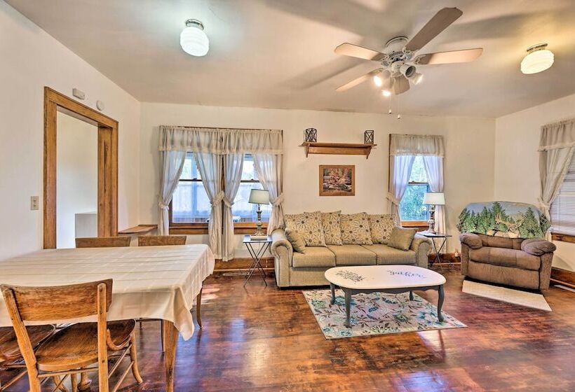 Family Friendly Marlinton Home: Walk Downtown!