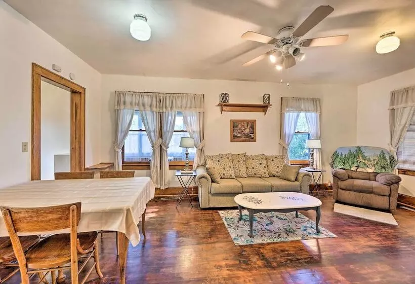 Family Friendly Marlinton Home: Walk Downtown!