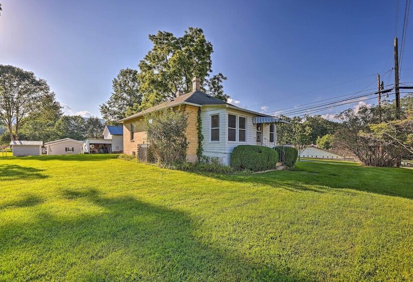 Family Friendly Marlinton Home: Walk Downtown!