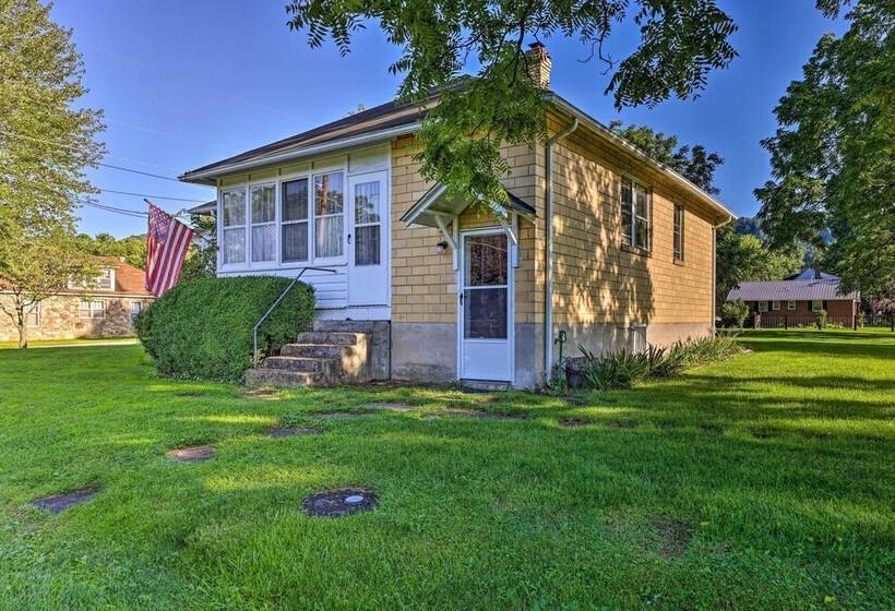 Family Friendly Marlinton Home: Walk Downtown!