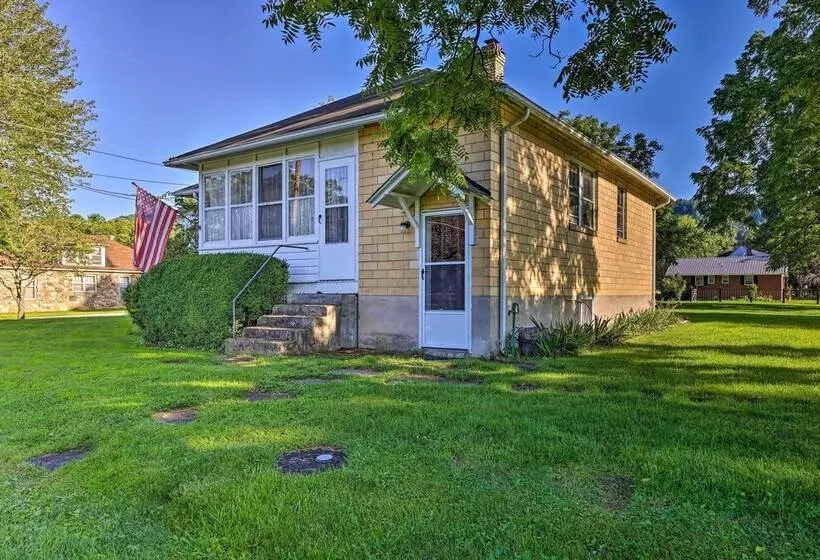 Family Friendly Marlinton Home: Walk Downtown!