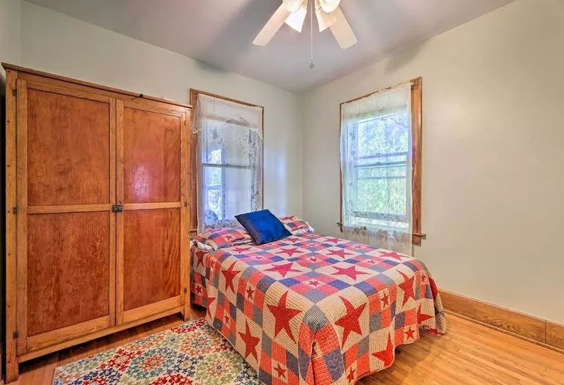 Family Friendly Marlinton Home: Walk Downtown!