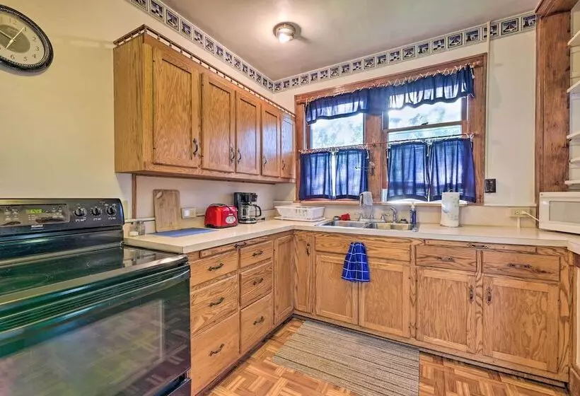 Family Friendly Marlinton Home: Walk Downtown!