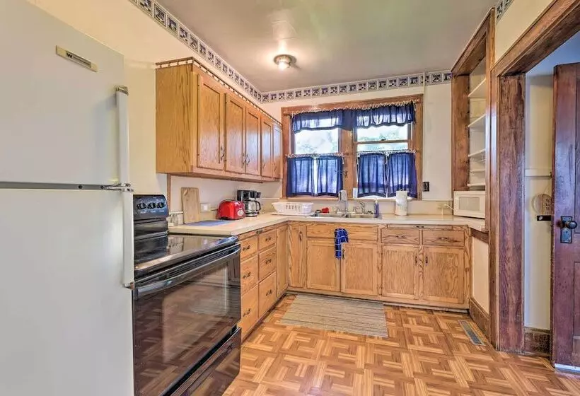 Family Friendly Marlinton Home: Walk Downtown!