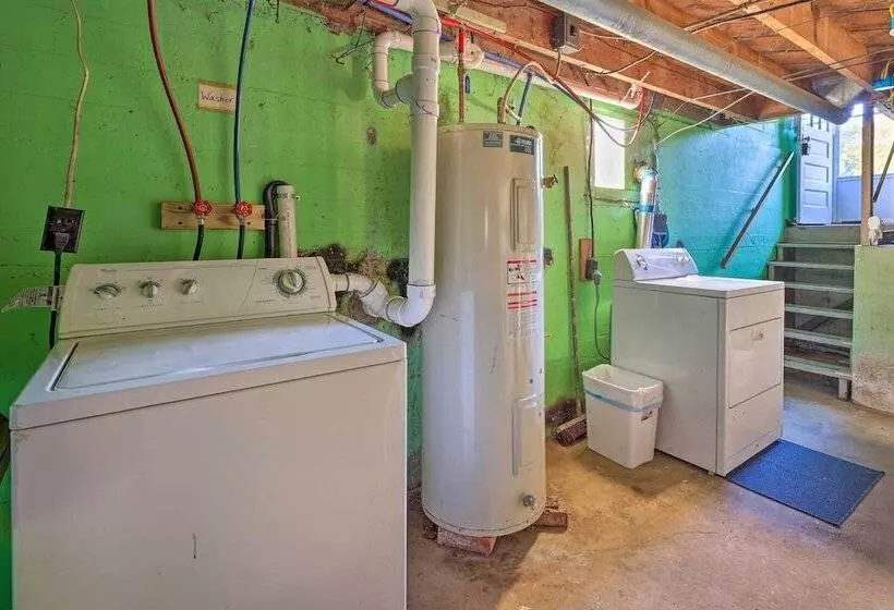 Family Friendly Marlinton Home: Walk Downtown!