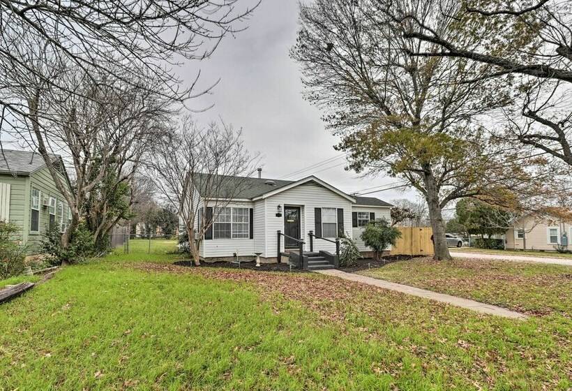 Cozy Temple Cottage W/ Private Backyard!