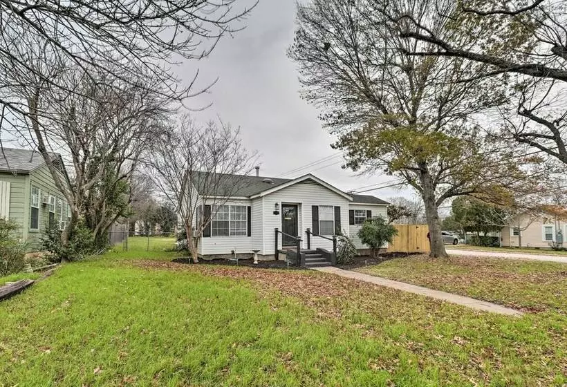 Cozy Temple Cottage W/ Private Backyard!