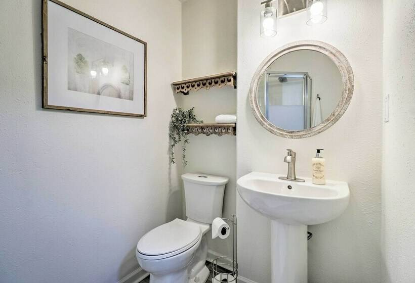 Cozy Temple Cottage W/ Private Backyard!