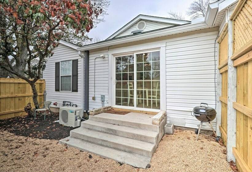 Cozy Temple Cottage W/ Private Backyard!