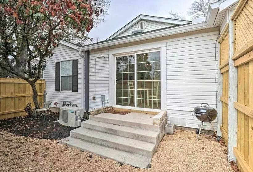 Cozy Temple Cottage W/ Private Backyard!