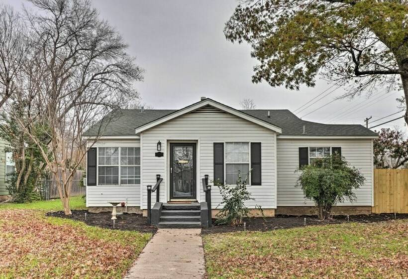 Cozy Temple Cottage W/ Private Backyard!