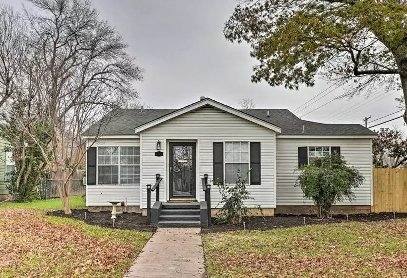 Cozy Temple Cottage W/ Private Backyard!