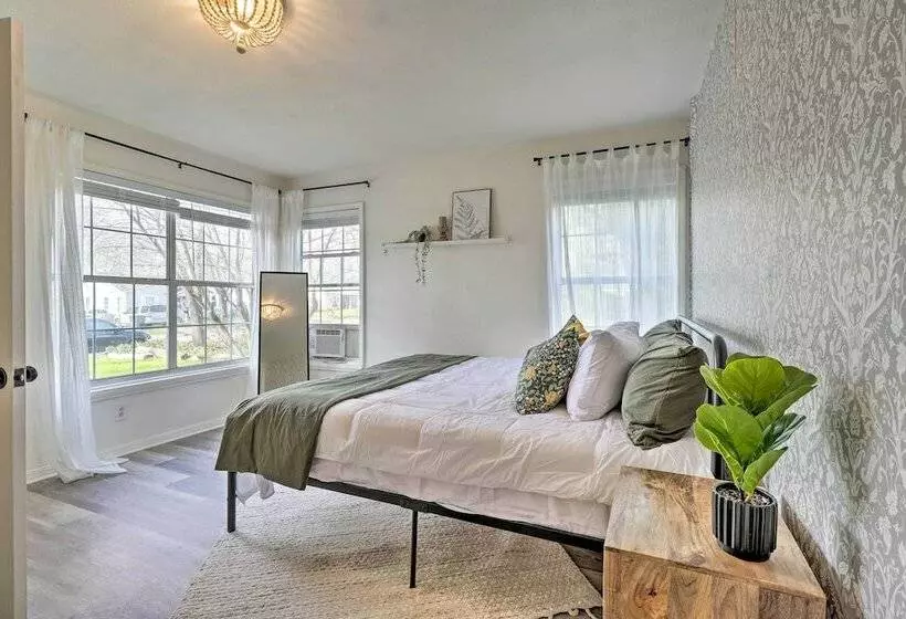 Cozy Temple Cottage W/ Private Backyard!