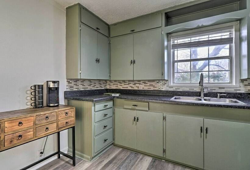 Cozy Temple Cottage W/ Private Backyard!