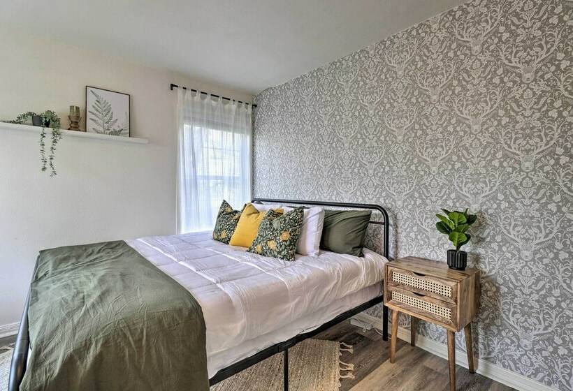 Cozy Temple Cottage W/ Private Backyard!