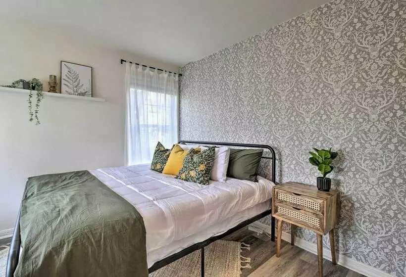 Cozy Temple Cottage W/ Private Backyard!