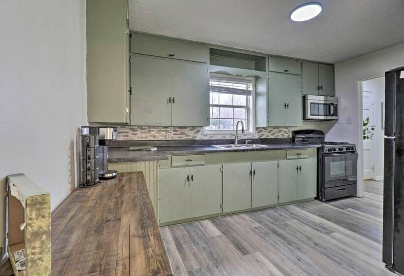 Cozy Temple Cottage W/ Private Backyard!