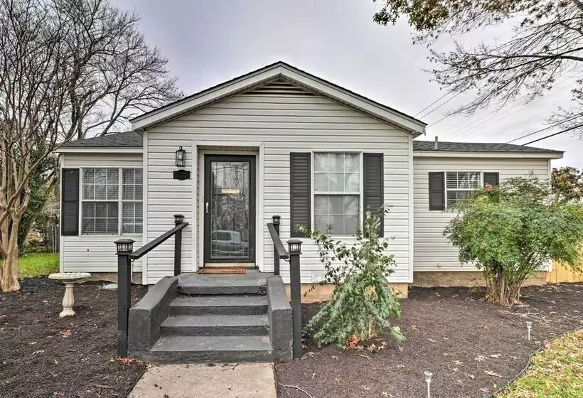 Cozy Temple Cottage W/ Private Backyard!