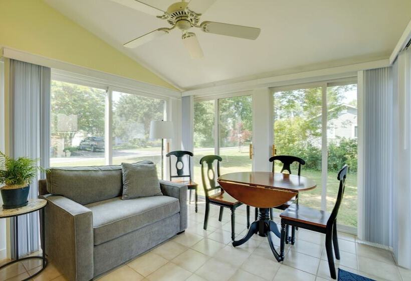 Family Friendly Cottage, Walk To The Beach!