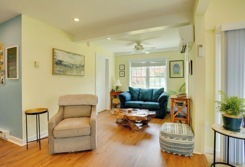 Family Friendly Cottage, Walk To The Beach!