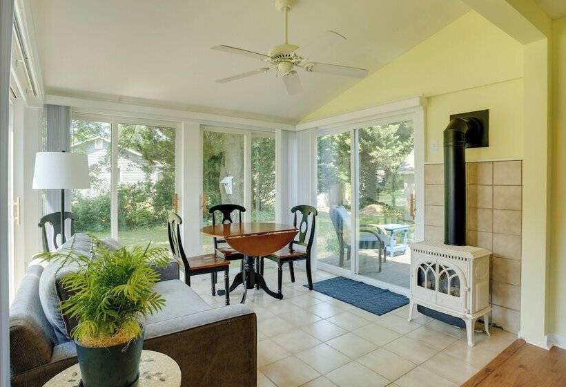 Family Friendly Cottage, Walk To The Beach!