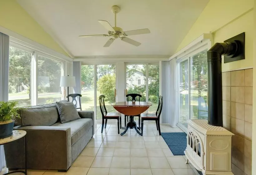 Family Friendly Cottage, Walk To The Beach!