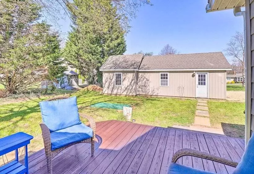 Family Friendly Cottage, Walk To The Beach!