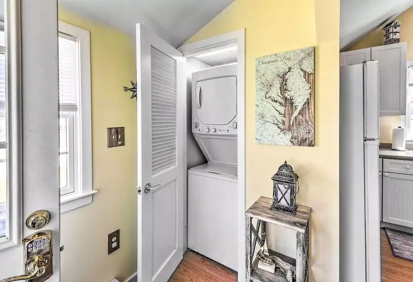 Family Friendly Cottage, Walk To The Beach!