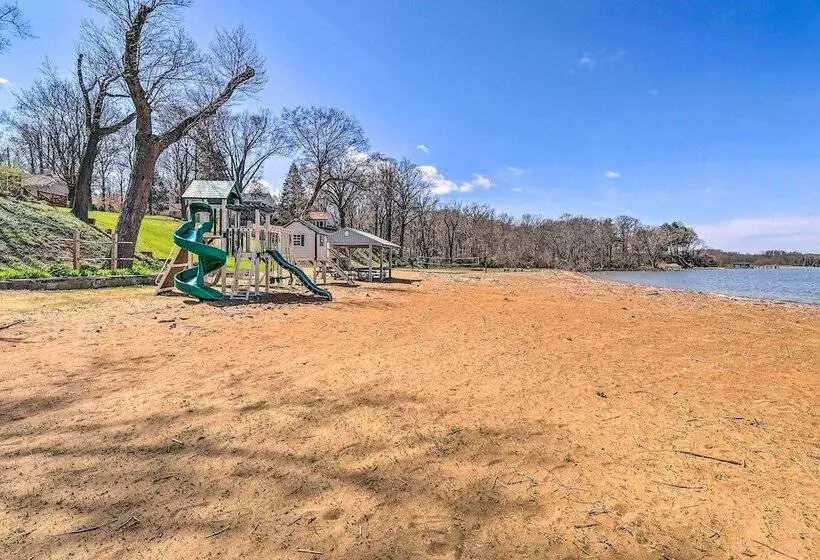 Family Friendly Cottage, Walk To The Beach!