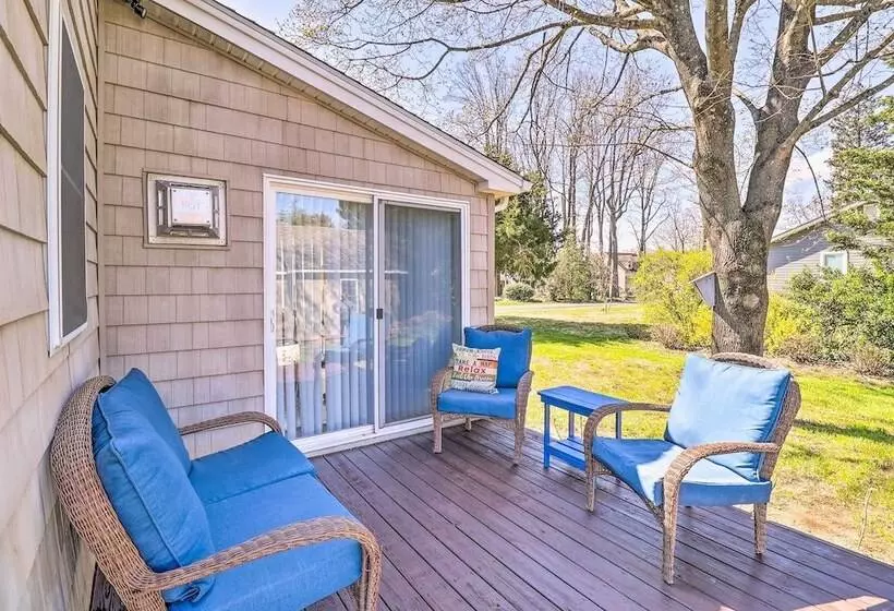 Family Friendly Cottage, Walk To The Beach!