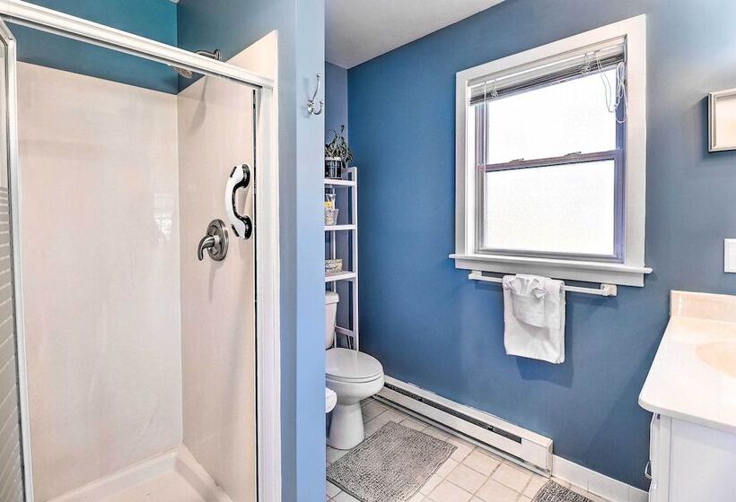 Family Friendly Cottage, Walk To The Beach!