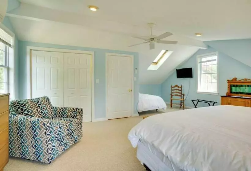 Family Friendly Cottage, Walk To The Beach!