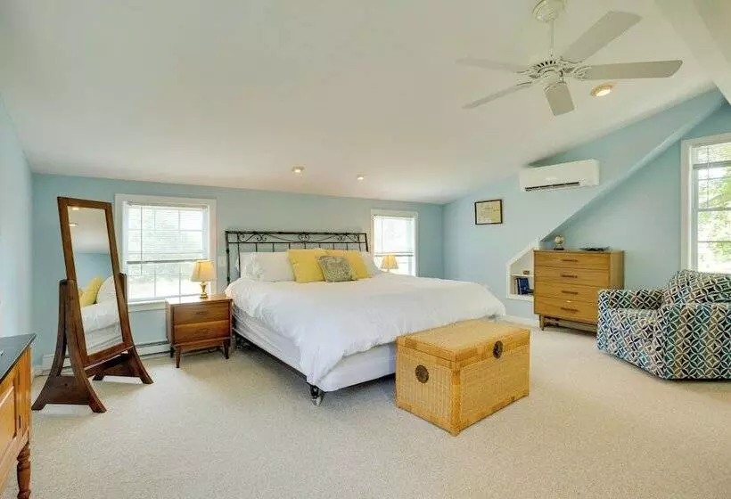 Family Friendly Cottage, Walk To The Beach!