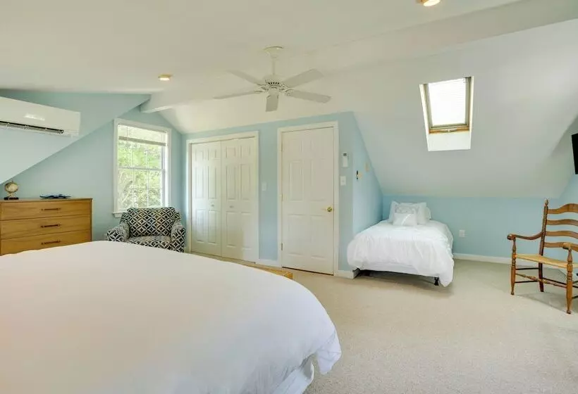 Family Friendly Cottage, Walk To The Beach!