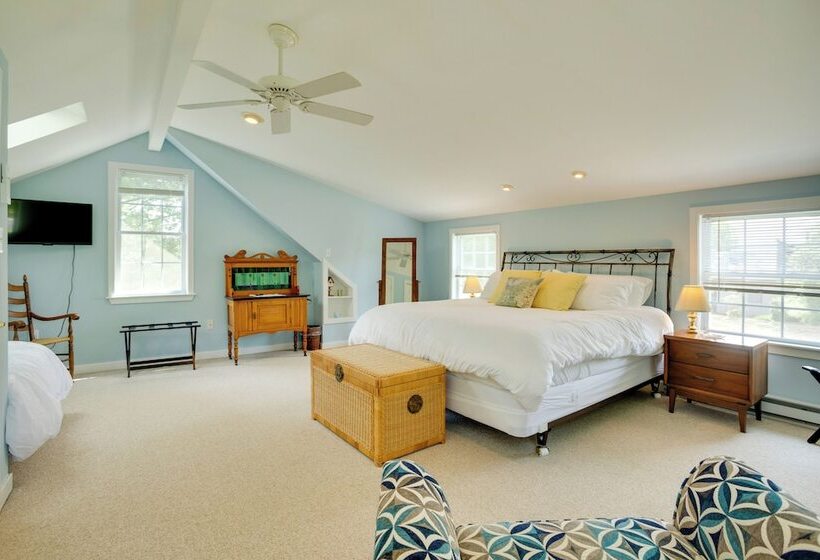 Family Friendly Cottage, Walk To The Beach!