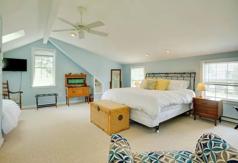 Family Friendly Cottage, Walk To The Beach!