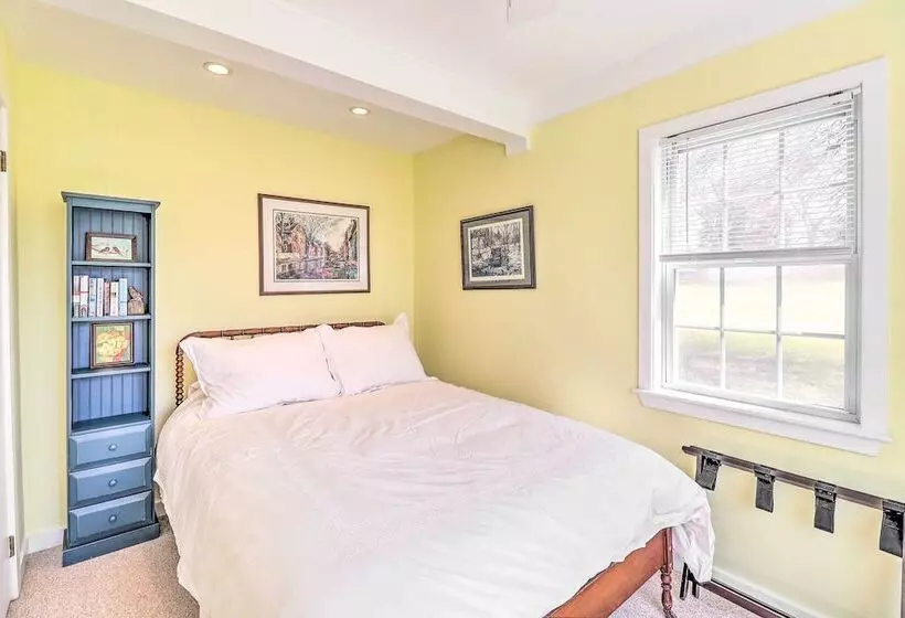 Family Friendly Cottage, Walk To The Beach!