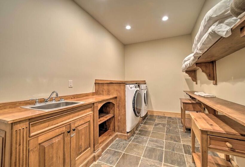 Franklin Cabin W/ Hot Tub + Pool Table!