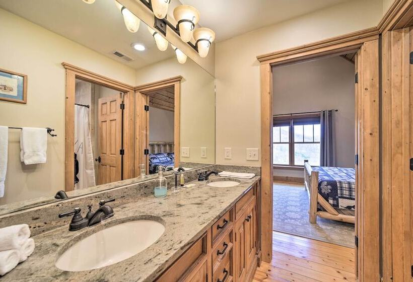 Franklin Cabin W/ Hot Tub + Pool Table!